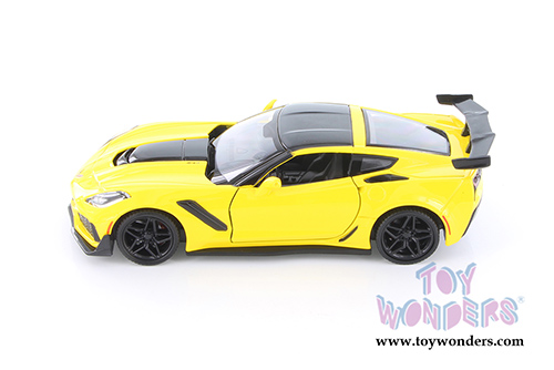 Showcasts  Collectibles - Chevrolet&reg; Corvette&reg; ZR1 Hardtop (2019, 1/24 scale diecast model car, Asstd.) 79356/16D