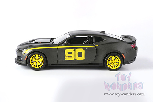 Motormax GT Racing - Chevrolet&reg; Camaro&reg; ZL1 #90 (2017, 1/24 scale diecast model car, Matte Black  w/Yellow Stripes) 73785SV