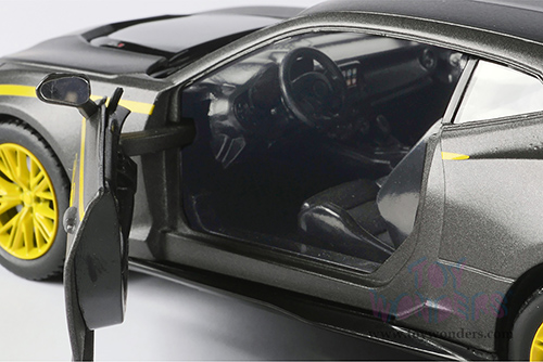 Motormax GT Racing - Chevrolet&reg; Camaro&reg; ZL1 #90 (2017, 1/24 scale diecast model car, Matte Black  w/Yellow Stripes) 73785SV