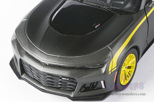 Motormax GT Racing - Chevrolet&reg; Camaro&reg; ZL1 #90 (2017, 1/24 scale diecast model car, Matte Black  w/Yellow Stripes) 73785SV