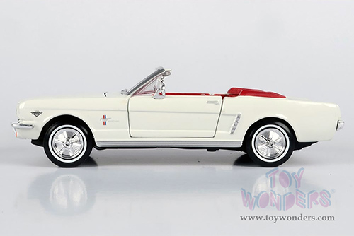 Motormax 007 James Bond Collection - Ford Mustang Convertible - Goldfinger (60 years of Bond) (1964½, 1/24 scale diecast model car, White) 79852WWT