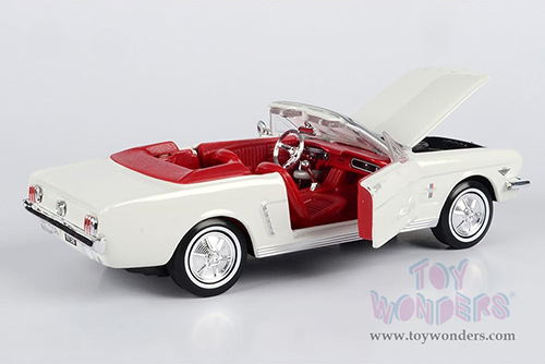 Motormax 007 James Bond Collection - Ford Mustang Convertible - Goldfinger (60 years of Bond) (1964½, 1/24 scale diecast model car, White) 79852WWT