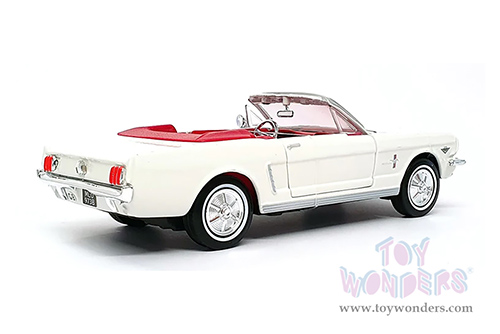Motormax 007 James Bond Collection - Ford Mustang Convertible - Goldfinger (60 years of Bond) (1964½, 1/24 scale diecast model car, White) 79852WWT