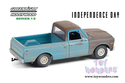 Greenlight Hollywood Series 13 | Chevrolet&reg; C-10 Pickup Truck "Independence Day" (1971, 1/24 scale diecast model car, Blue/Brown Weathered) 84132