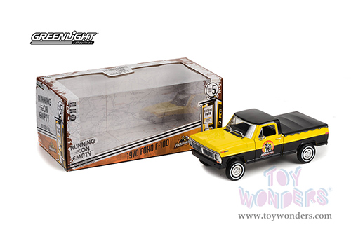 Greenlight - Running on Empty Series 5 | Ford F-100 Pickup Truck Armor All (1970, 1/24 scale diecast model car, Black/Yellow) 85063