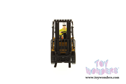 Diecast Masters - Caterpillar P5000 Lift Truck with Operator - Core Classics Series (1/25 scale diecast model car, Yellow) 85223C