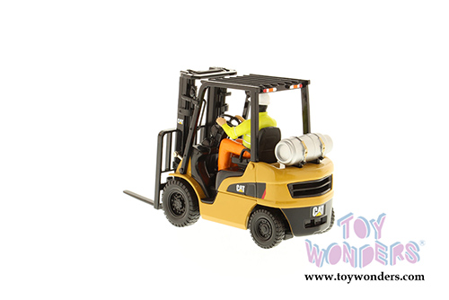 Diecast Masters - Caterpillar P5000 Lift Truck with Operator - Core Classics Series (1/25 scale diecast model car, Yellow) 85223C