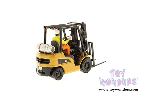 Diecast Masters - Caterpillar P5000 Lift Truck with Operator - Core Classics Series (1/25 scale diecast model car, Yellow) 85223C