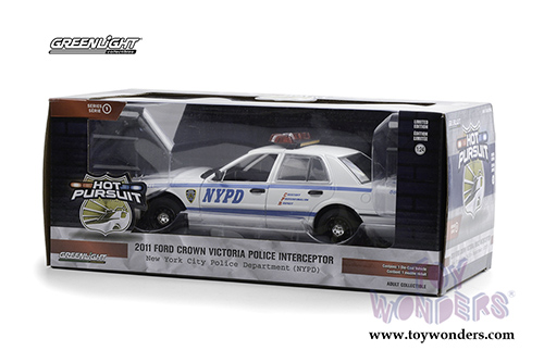 Greenlight Hollywood - Ford Crown Victoria Police Interceptor New York City Police Department (NYPD) Hot Pursuit Series (2011, 1/24 scale diecast model car, White/Blue) 85513