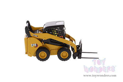 Diecast Masters - Caterpillar® 272D3 Skid Steer Loader with Operator and Working Tools - High Line Series (1/32 scale diecast model car, Yellow) 85678 MAP: $74.99
