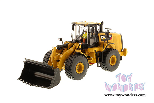 Diecast Masters - Caterpillar 966M Wheel Loader with Operator - High Line Series (1/50 scale diecast model car, Yellow) 85928