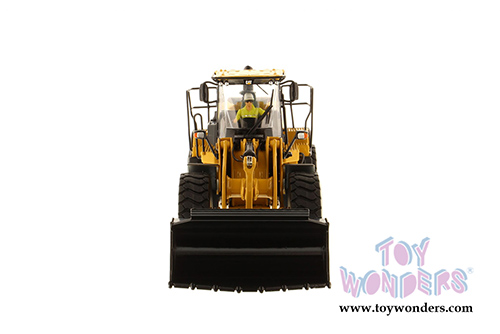 Diecast Masters - Caterpillar 966M Wheel Loader with Operator - High Line Series (1/50 scale diecast model car, Yellow) 85928