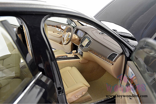 Motor City Classics - Volvo XC90 Hard Top (2016, 1/18 scale diecast model car, Black) 88190