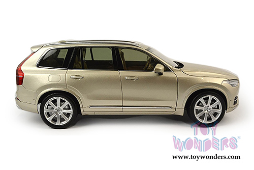 Motor City Classics - Volvo XC90 Hard Top (2015, 1/18 scale diecast model car, Sand) 88191