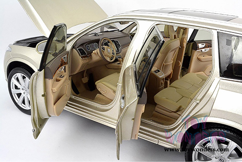 Motor City Classics - Volvo XC90 Hard Top (2015, 1/18 scale diecast model car, Sand) 88191