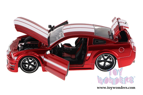 Jada Toys Bigtime Muscle - Ford Mustang GT Hard Top (2006, 1/24 scale diecast model car, Asstd.) 90658YV