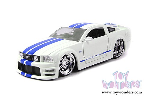Jada Toys Bigtime Muscle - Ford Mustang GT Hard Top (2006, 1/24 scale diecast model car, Asstd.) 90659