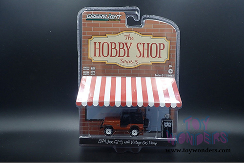 Greenlight - The Hobby Shop Series 5 |  Jeep CJ-5 with Vintage Gas Pump (1974, 1/64 scale diecast model car, Copper Metallic) 97050D/48