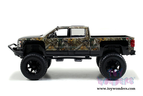 Jada Toys Realtree - Chevy&reg; - Silverado&trade; Off Road with dog (2014, 1/24 scale diecast model car, Green camouflage) 97144