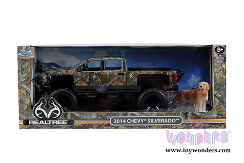 Jada Toys Realtree - Chevy&reg; - Silverado&trade; Off Road with dog (2014, 1/24 scale diecast model car, Green camouflage) 97144