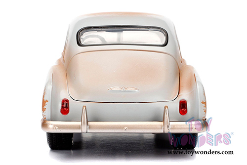 Jada Toys Fast & Furious - Dom's Chevy Fleetline F8 "The Fate of the Furious" Movie (1/24 scale diecast model car, Primer Grey) 98294