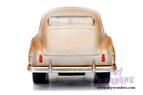 Jada Toys Fast & Furious - Dom's Chevrolet Fleetline F8 "The Fate of the Furious" Movie (1/32 scale diecast model car, Beige) 98303