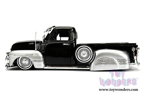 Jada Toys - Metals Die Cast Just Trucks | Chevy&reg; Pick Up (1951, 1/24 scale diecast model car, Black/Silver) 99035/4