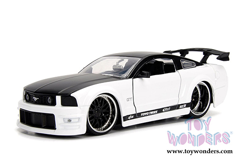 Jada Toys - Metals Die Cast | Big Time Muscle Ford Mustang GT Hardtop (2006, 1/24 scale diecast model car, Asstd.) 99979DP1
