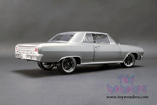 Acme - Chevrolet&reg; Chevelle&reg; The Anvil Hardtop (1965, 1/18 scale diecast model car, Gray) A1805514
