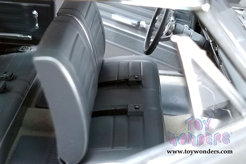 Acme - Chevrolet&reg; Chevelle&reg; The Anvil Hardtop (1965, 1/18 scale diecast model car, Gray) A1805514