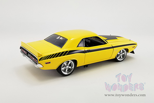 Acme | Dodge Challenger R/T Street Fighter Chicayne Hardtop (1971, 1/18 scale diecast model car, Yellow/Black) A1806020