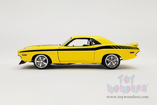 Acme | Dodge Challenger R/T Street Fighter Chicayne Hardtop (1971, 1/18 scale diecast model car, Yellow/Black) A1806020