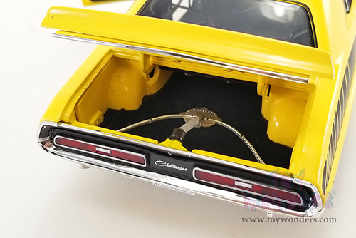 Acme | Dodge Challenger R/T Street Fighter Chicayne Hardtop (1971, 1/18 scale diecast model car, Yellow/Black) A1806020