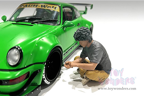 Showcasts® Figurines - RWB Legend Akira Nakai | Nakai-San Figure 4 (1/18 scale, Black/Yellow) AD-18504 MAP: $16.99