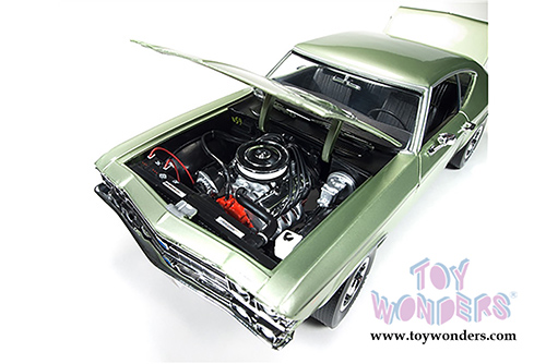 Auto World - Chevy Chevelle COPO 427 Hard Top (1969, 1/18 scale diecast model car, Frost Green) AMM1054