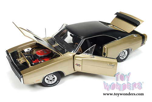 Auto World American Muscle - Dodge Charger R/T SE Hard Top (1970, 1/18 scale diecast model car, Gold) AMM1077