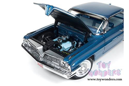 Auto World American Muscle - Hemmings Classic Car | Pontiac Catalina Hard Top (1961, 1/18 scale diecast model car, Blue) AMM1080