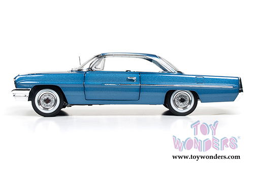 Auto World American Muscle - Hemmings Classic Car | Pontiac Catalina Hard Top (1961, 1/18 scale diecast model car, Blue) AMM1080