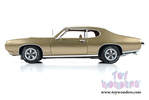 Auto World American Muscle - Hemmings Muscle Machines Pontiac GTO Hardtop (1969, 1/18 scale diecast model car, Antique Gold) AMM1081