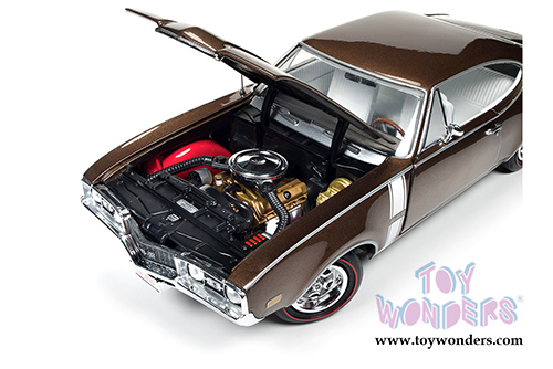 Auto World American Muscle - Oldsmobile&reg; 442&trade; W-30 Hard Top (1968, 1/18 scale diecast model car, Cinnamon Bronze) AMM1084