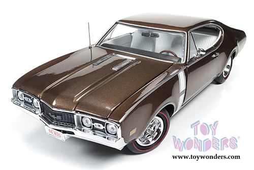 Auto World American Muscle - Oldsmobile&reg; 442&trade; W-30 Hard Top (1968, 1/18 scale diecast model car, Cinnamon Bronze) AMM1084
