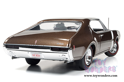 Auto World American Muscle - Oldsmobile&reg; 442&trade; W-30 Hard Top (1968, 1/18 scale diecast model car, Cinnamon Bronze) AMM1084