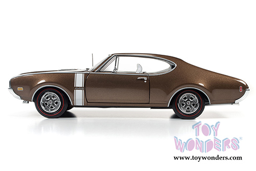 Auto World American Muscle - Oldsmobile&reg; 442&trade; W-30 Hard Top (1968, 1/18 scale diecast model car, Cinnamon Bronze) AMM1084