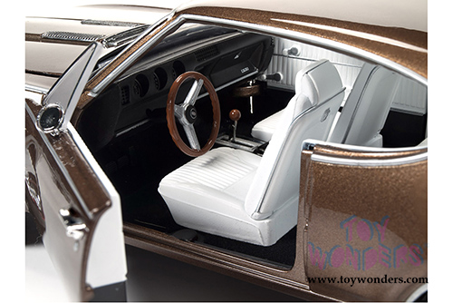 Auto World American Muscle - Oldsmobile&reg; 442&trade; W-30 Hard Top (1968, 1/18 scale diecast model car, Cinnamon Bronze) AMM1084