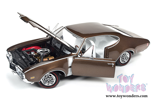 Auto World American Muscle - Oldsmobile&reg; 442&trade; W-30 Hard Top (1968, 1/18 scale diecast model car, Cinnamon Bronze) AMM1084