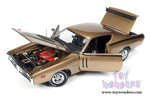 Auto World American Muscle - Dodge Charger R/T 50th Anniversary Hardtop (1971, 1/18 scale diecast model car, Gold) AMM1086