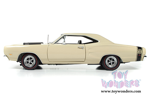 Auto World - Dodge Coronet Super Bee Hard Top (1969, 1/18 scale diecast model car, Y3 Cream) AMM1094