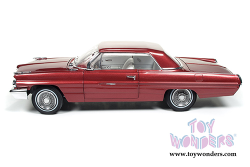 Auto World - American Muscle | Pontiac&reg; Grand Prix&trade; Hard Top (1962, 1/18 scale diecast model car, Belmar Burgundy) AMM1097