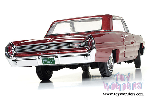 Auto World - American Muscle | Pontiac&reg; Grand Prix&trade; Hard Top (1962, 1/18 scale diecast model car, Belmar Burgundy) AMM1097