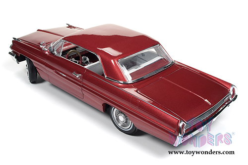Auto World - American Muscle | Pontiac&reg; Grand Prix&trade; Hard Top (1962, 1/18 scale diecast model car, Belmar Burgundy) AMM1097